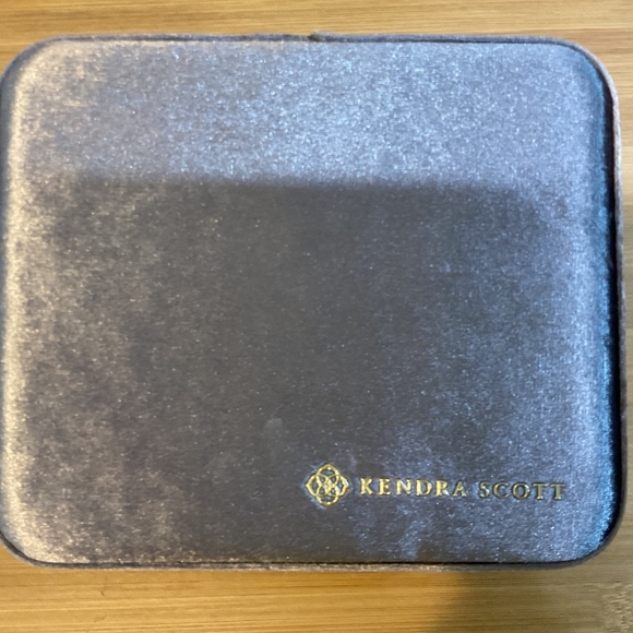 Kendra Scott Velvet jewelry box - Picture 1 of 5